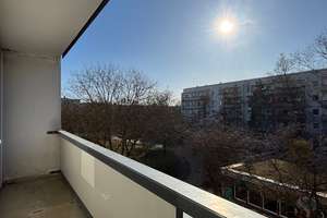 Single-Apartment mit EBK, tollem Balkon und Wannenbad - nur für EINE Person! – Stendaler Straße 45, 12627 Hellersdorf, Berlin – Vorschaubild 2