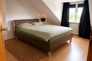     Charmante 2-Zimmer-Dachgeschosswohnung mit Holzbalken  – Kampstraße 38, 40591 Wersten, Düsseldorf – Vorschaubild 2