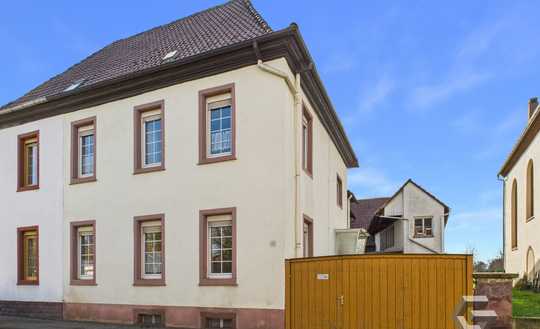 Raum für Ideen: Wohnhaus mit Scheune, Nebengebäude und idyllischem Garten