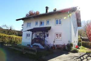 PROVISIONSFREI! Freistehendes, teilvermietetes Zweifamilienhaus mit PV-Anlage – Die vollständige Adresse der Immobilie erhältst du vom Anbieter., 87459 Pfronten – Vorschaubild 2