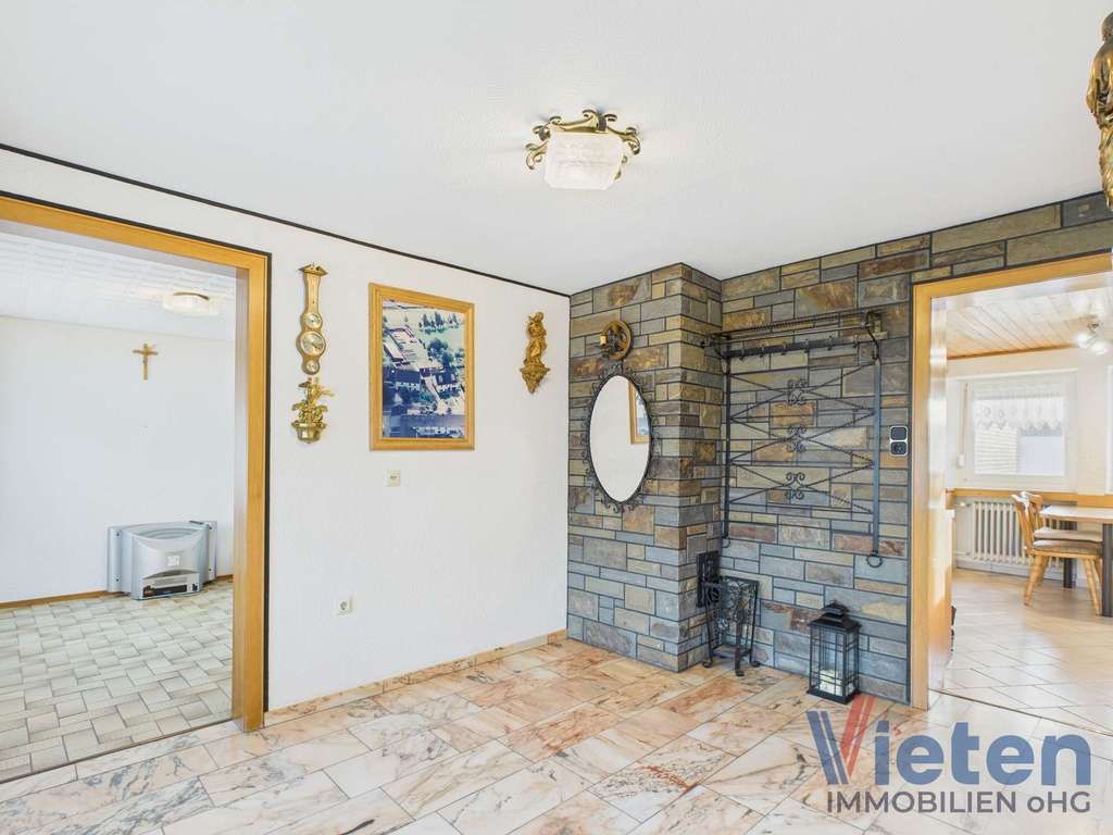 Immobilie in Hellenthal - Großzügiges Wohnhaus mit flexibler Nutzung und Garagenensemble in ruhiger Eifellage - Bild 3