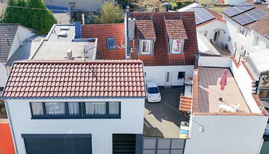 Bild von Wallau: 
Spektakuläres Hofhaus-Ensemble!
Absolute Privatsphäre, 270 m²,  ausbaufähige Werkstatt!