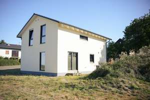 Naturliebhaber aufgepasst: A+ Einfamilienhaus BJ 2023 in Scheidt auf ca. 698 m² Eigentumsgrundstück – Die vollständige Adresse der Immobilie erhältst du vom Anbieter., 56379 Scheidt – Vorschaubild 1