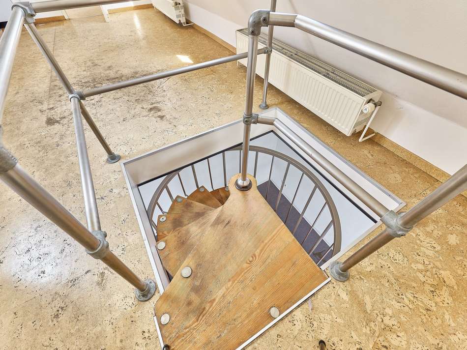 35 Treppenaufstieg Wohnfläche 