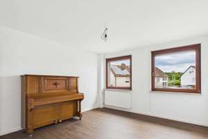 Großzügige 5-Zimmer-Wohnung auf zwei Ebenen in ruhiger Sackgasse Nürnberg-Reichelsdorf – Die vollständige Adresse der Immobilie erhältst du vom Anbieter., 90453 Reichelsdorf, Nürnberg – Vorschaubild 3