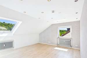 Die Tür geht auf, der Blick hinauf: 4-Zimmer mit Südbalkon und Weitsicht in Feuerbach! – 70469 Feuerbacher Tal, Stuttgart – Vorschaubild 6