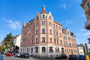 Entspannt investieren! + Vermietete 3 Zimmer mit Balkon + Tageslichtbad mit Fußbodenhzg. + Parkett