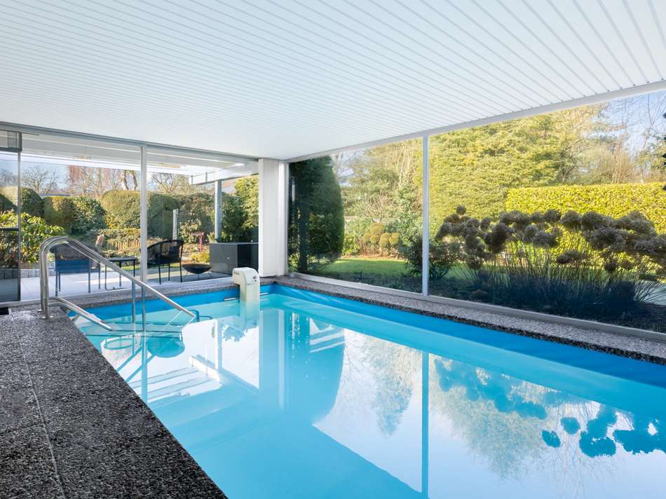 Pool mit Gartenblick