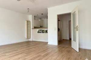 Frisch renoviert: 1,5-Zi.-Wohnung mit neuem Bad & neuem Boden - Dachterrasse inklusive