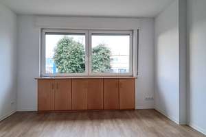 Modernisierte 4-Zimmer Wohnung zentral in Zuffenhausen - Balkon, Garage, Stellplatz und Gartenmitbe. – Rütlistr. ..., 70435 Zuffenhausen-Schützenbühl, Stuttgart – Vorschaubild 4