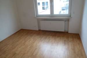 Gepflegte Hochparterre-Wohnung mit drei Zimmern und Balkon in Mainz – Die vollständige Adresse der Immobilie erhältst du vom Anbieter., 55128 Bretzenheim, Mainz – Vorschaubild 3