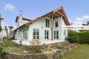 IMMOBERLIN.DE - KfW-60! Sehr attraktives Haus mit Südwestgarten & Sonnenterrassen – Die vollständige Adresse der Immobilie erhältst du vom Anbieter., 12355 Rudow, Berlin – Vorschaubild 1