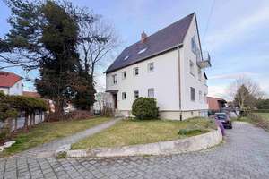 3-Familienhaus in Mering: Gepflegt, vermietet & mit Ausbauchance durch Leerstand im DG – Unterberger Straße 15, 86415 Mering – Vorschaubild 1