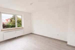 Attraktive 4-Zimmer-Wohnung mit Balkon in ruhiger Wohnlage von Königsbrunn - Anfragen bitte per E-Ma – Die vollständige Adresse der Immobilie erhältst du vom Anbieter., 86343 Königsbrunn – Vorschaubild 2