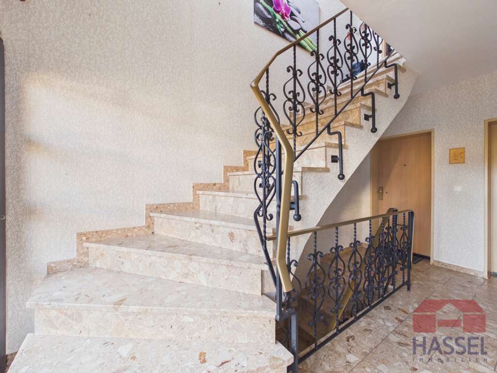 Immobilie in Nettersheim - Charmante Dachgeschosswohnung mit Sommerterrasse und viel Privatsphäre im 3-Parteienhaus! - Bild 2