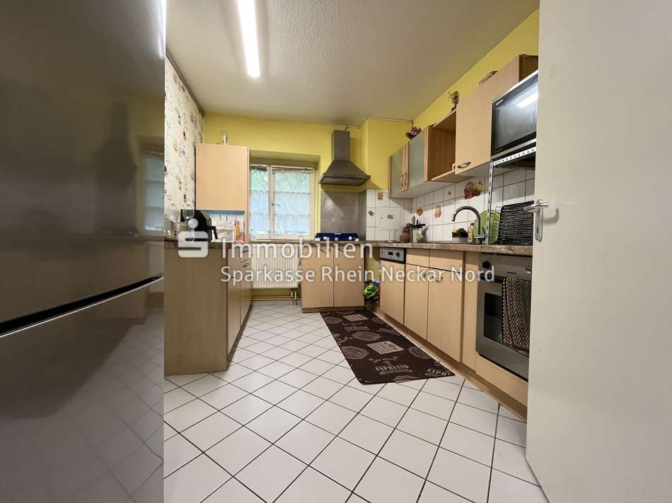 Küche mit Fenster zum Innenhof