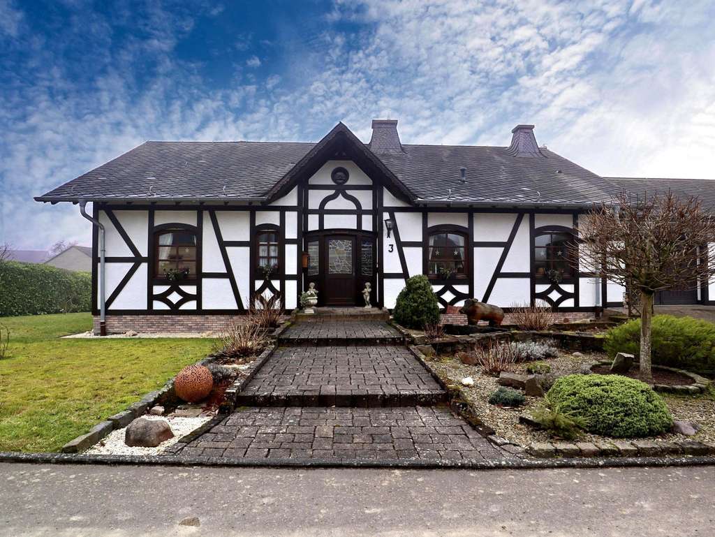 Immobilie in Peterswald-Löffelscheid - Gepflegtes und weitläufiges Einfamilienwohnhaus mit Doppelgarage und Bauplatz - Bild 1