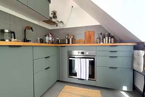 Wunderschöne, 2 Zimmer DG Wohnung mit Balkon (2x) I PKW- Außenstellplatz I Renoviert I Küchenzeile – 60435 Preungesheim, Frankfurt am Main – Vorschaubild 4