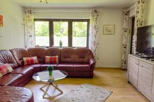 Ein Zuhause mit Zukunft – Balkon mit Blick ins Grüne & Stellplatz