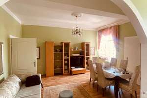 Großzügige Altbauwohnung mit zwei Balkonen, Loggia und viel Raum für die Familie