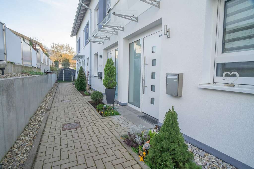 Immobilie in Sasbach - Modernes Reihenmittelhaus mit Garten, Terrasse, Garage und Sauna - Bild 0
