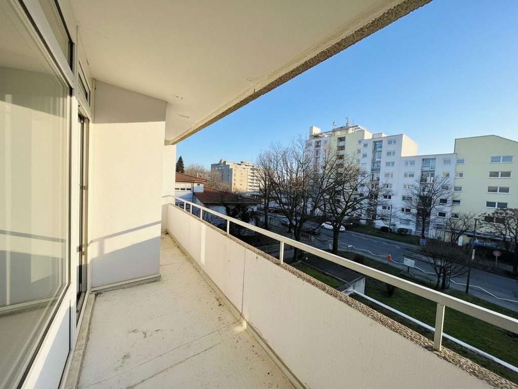 sehr schöne geschnittene 3 Zimmer-Wohnung mit Südloggia