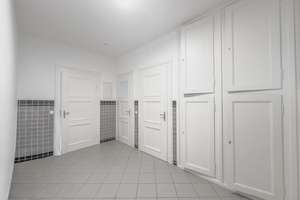 STILVOLLE 3 ZIMMER WOHNUNG MIT SONNENBALKON IN CHARMANTER GRÜNDERZEITVILLA AUF EINEM PARKGRUNDSTÜCK – Bahnhofstraße 25, 1259 Leuben (Stadtteil), Dresden – Vorschaubild 13