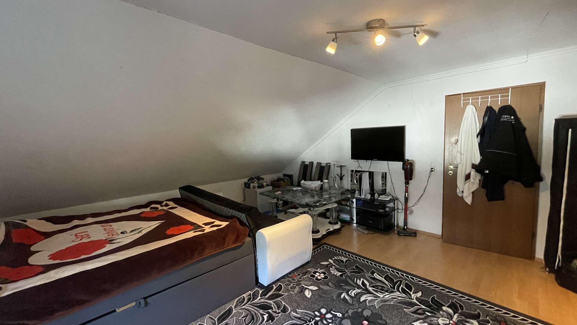 Immobilie in Hennef (Sieg) - Gepflegtes, verklinkertes Zweifamilienhaus mit zwei Garagen und PV-Anlage in Hennef-Blankenberg! - Bild 13