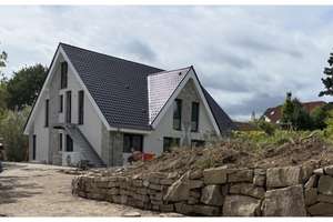 Moderne DH mit zukunftsweisender Energieversorgung & privatem Garten in einzigartiger Lage