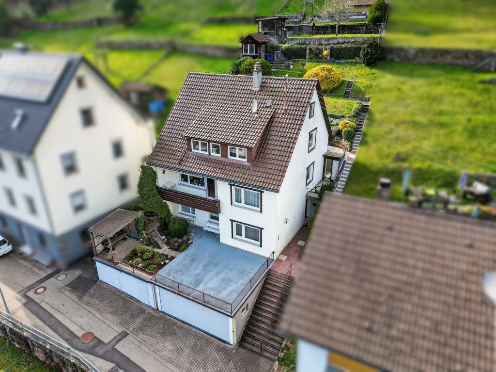 Immobilie in Höfen an der Enz - Großzügiges 2-Parteien-Haus mit großem Garten und Doppel-Garage - Bild 0