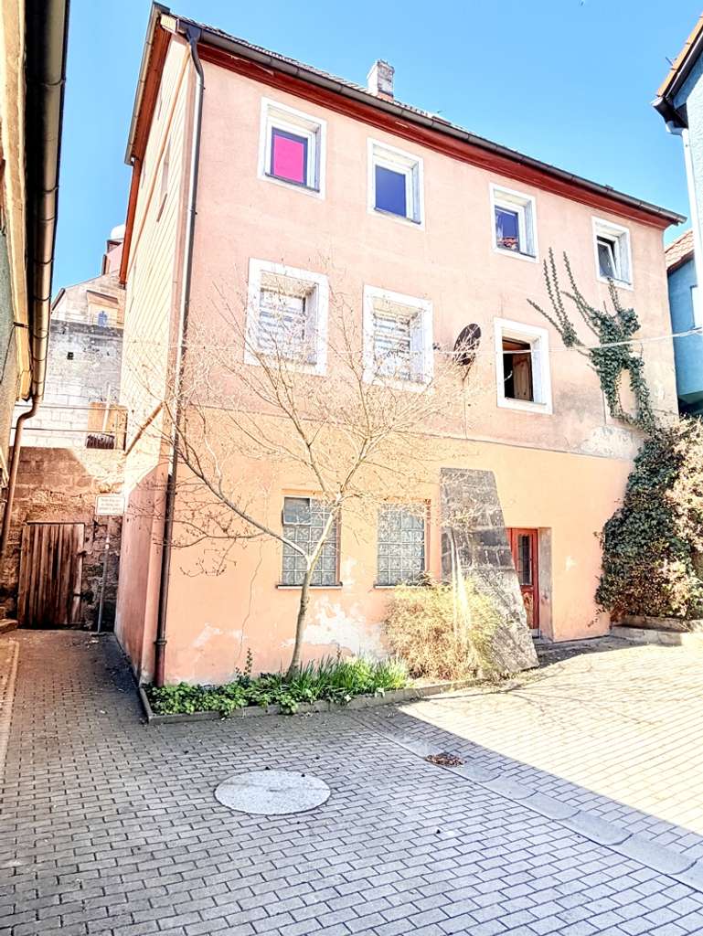 Immobilie in Creußen - Charmantes Denkmalanwesen von 1804 – vielseitig nutzbar mit Entwicklungspotenzial in Creußen - Bild 1