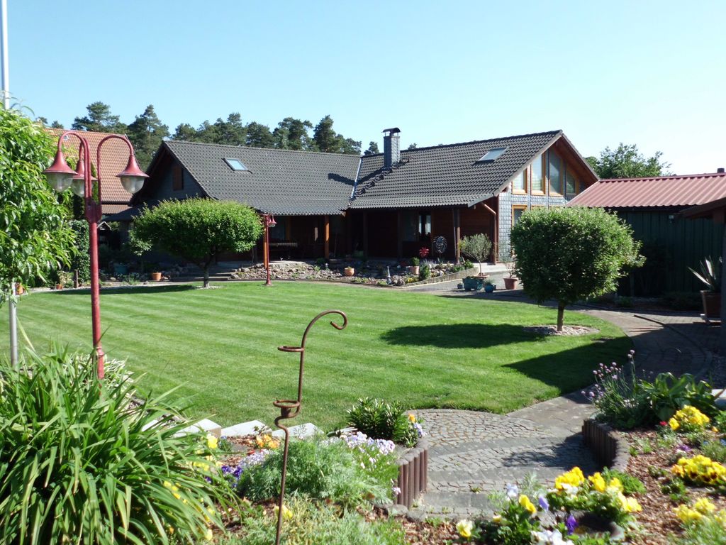 Großzügiges wohnen im Blockbohlenhaus und idyllischem Garten