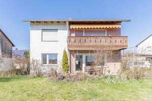 Solides, vermietetes ZFH mit vollunterkellerter Garage auf ca. 798 m² Grundstück in Amberg