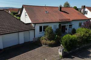 CHARMANTES EINFAMILIENHAUS
MIT GARTEN UND GARAGE 
IN UTTENHOFEN – Die vollständige Adresse der Immobilie erhältst du vom Anbieter., 74538 Rosengarten – Vorschaubild 1