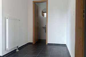 Großes Reihenmittelhaus mit Garten, Einbauküche und Stellplätzen – Am Reichswald 8, 90537 Feucht – Vorschaubild 2