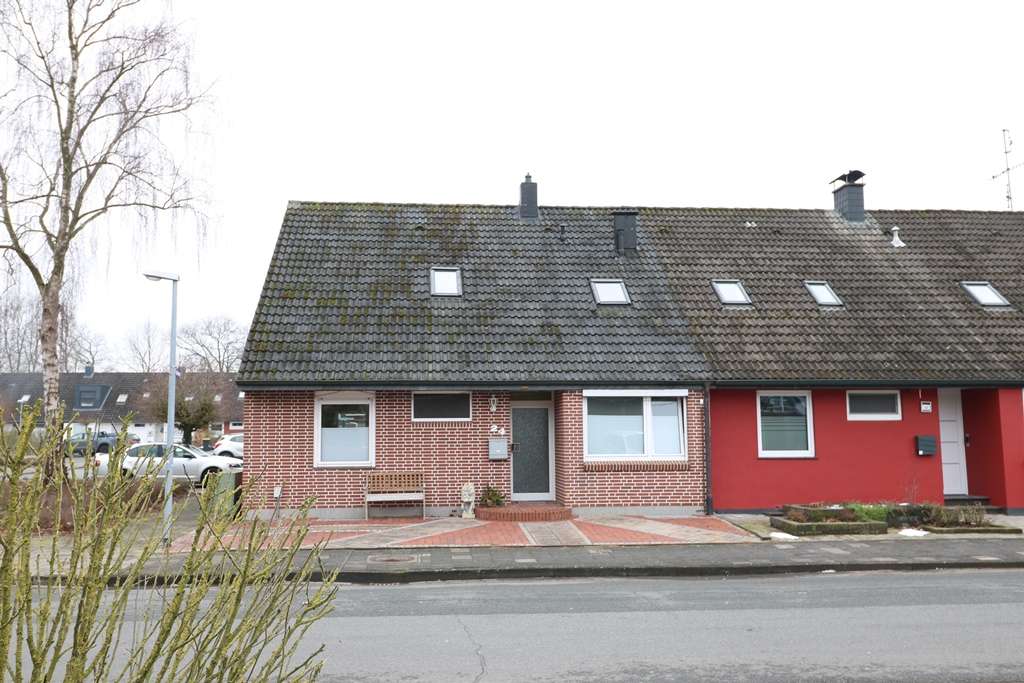 Immobilie in Cloppenburg - Teilmodernisiertes, gepflegtes Reihenendhaus mit Wintergarten, Terrasse, Keller und Garten - Bild 0
