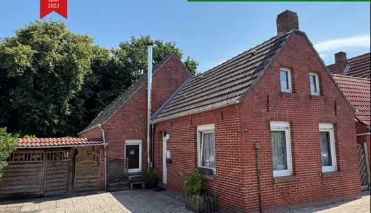 Bild von Sanierungsbedürftiges Einfamilienhaus mit Carport, kleinem Garten in zentraler Lage.