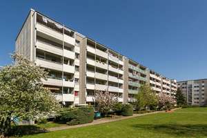 Neue Wohnung, neues Glück! Sanierte 4 Raumwohnung mit Balkon! – Limbacher Weg 3, 1169 Gorbitz-Süd, Dresden – Vorschaubild 1