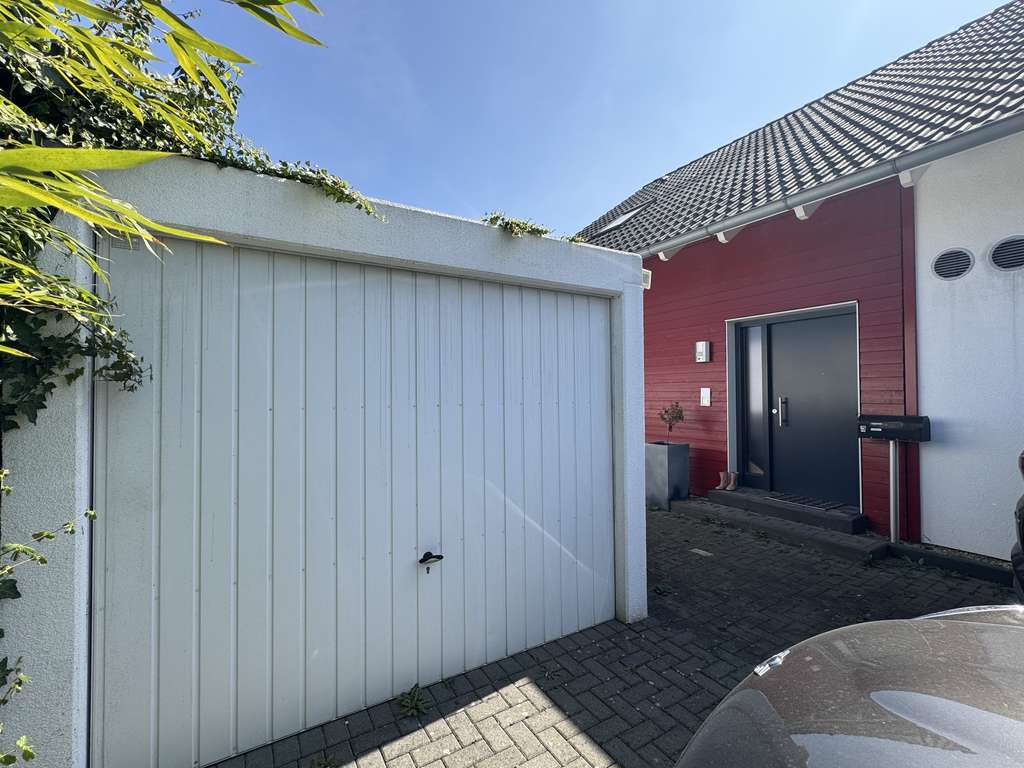 Modernes, freistehendes Einfamilienhaus mit Garten, Garage & großem Keller – sofort einziehen