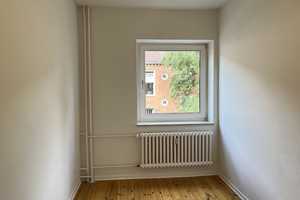 2,5 Zimmerwohnung mit Küchenzeile und Wannenbad – Woermannstraße 12, 24149 Kiel – Vorschaubild 3