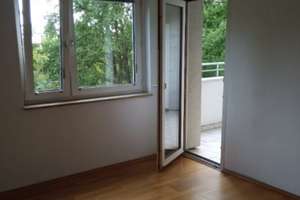 Zentrale, helle, ruhige 2-Zimmer Wohnung mit Balkon in grüner Parkanlage in Bogenhausen – Buschingstraße 45, 81677 Parkstadt, München – Vorschaubild 9