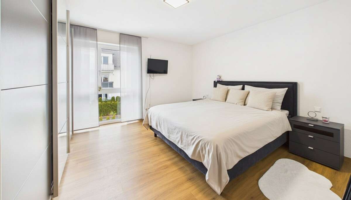 Immobilie in Langenenslingen - moderne barrierefreie A+ Wohnung - ruhige Lage mit großem Balkon, EBK & große Garage - Bild 2