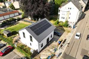 Modernes KfW 40+-Einfamilienhaus mit Solaranlage, Kamin & moderner Markenküche – zentrumsnah Wohnen – Sachsenstraße 30, 9212 Zwickau (Kreis) – Vorschaubild 1