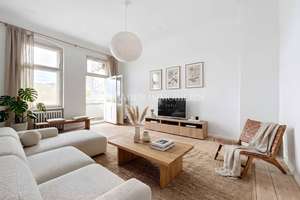 Sanierungsbedürftige 2-Zimmer-Altbauwohnung mit Holzdielen + Balkon!