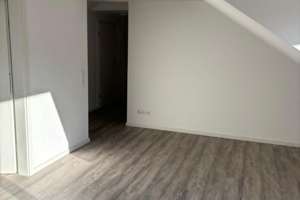 Charmante 2-Zimmer-Wohnung im Dachgeschoss am Dreiecksplatz in Kiel – Koldingstraße 8, 24105 Brunswik, Kiel – Vorschaubild 8