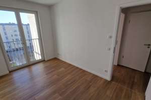 Helle 3-Zimmer-Wohnung mit Balkon, Einbauküche und Fußbodenheizung in Berlin