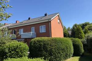Sehr großzügiges Reiheneckhaus mit neuem Dach, neuer Heizung, Vollkeller und Garten in Eidernähe!