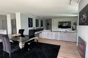 Traumwohnung am Benrather Rheinufer mit grosszügigen Einbauten – Düsseldorf – Vorschaubild 2