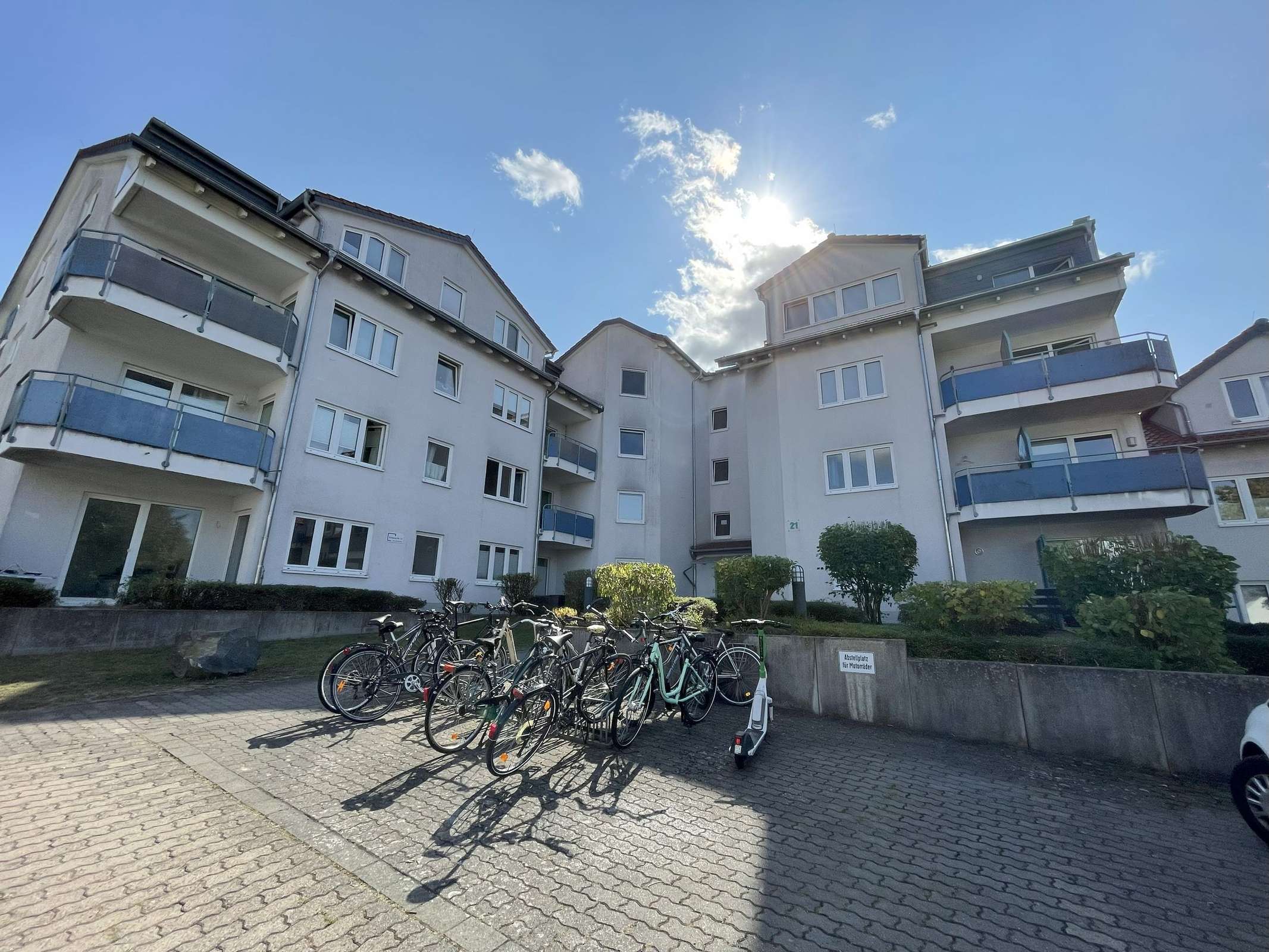 Helle 2-Zimmer-DG-Wohnung mit gemütlicher Loggia und Tiefgaragenstellplatz in Göttingen-Weende