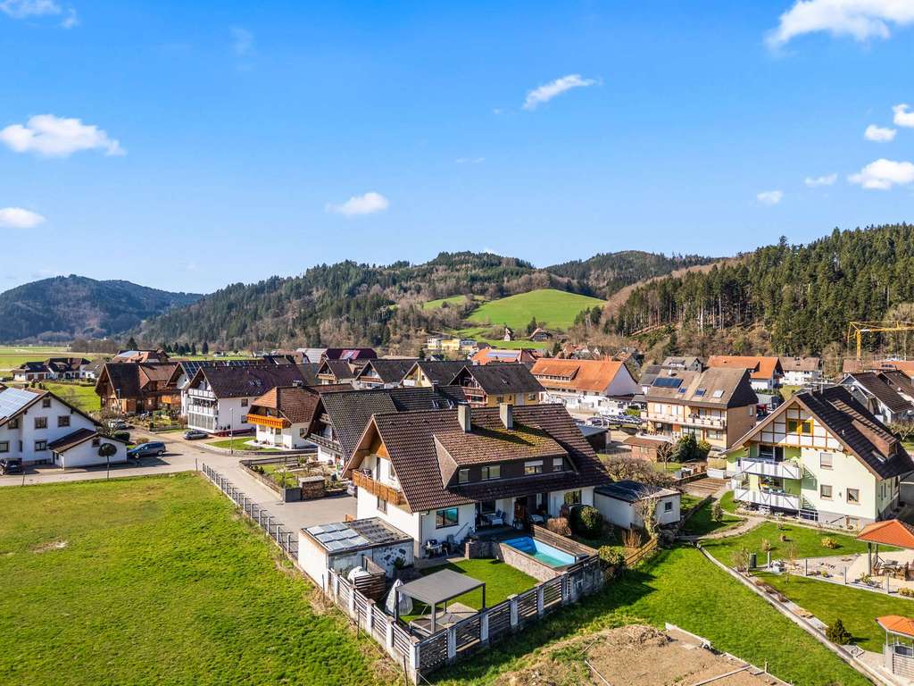 Immobilie in Winden im Elztal - Attraktive Doppelhaushälfte mit Garten, Pool & Doppelgarage in idyllischer Lage in Niederwinden - Bild 1